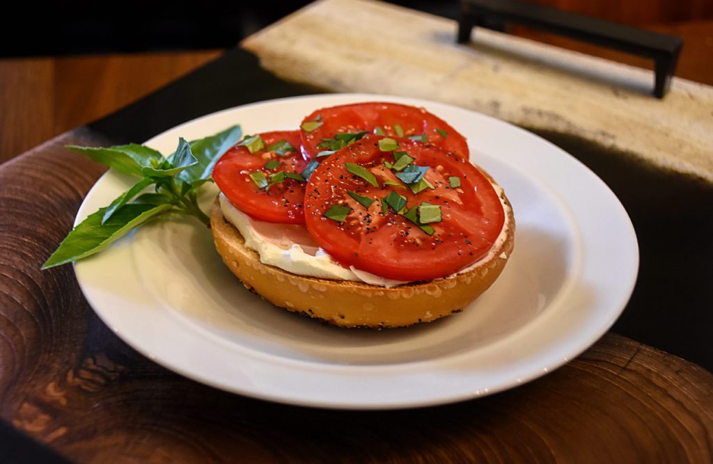 bagel-with-tomato